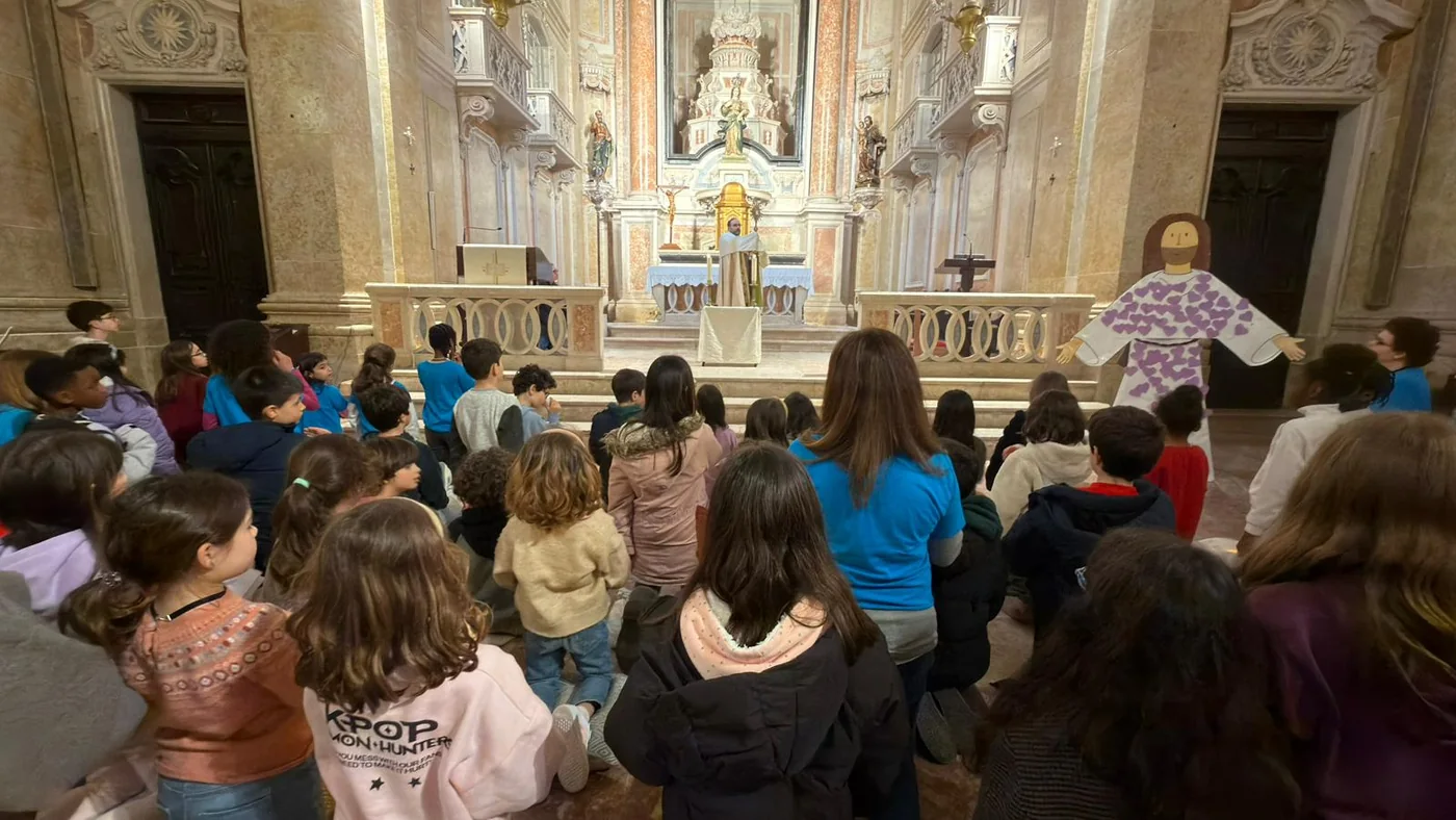 Crianças da catequese na igreja